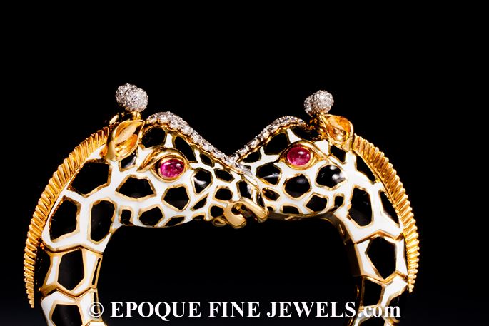 David Webb - A magnificent twin giraffe bracelet of crossover design | MasterArt